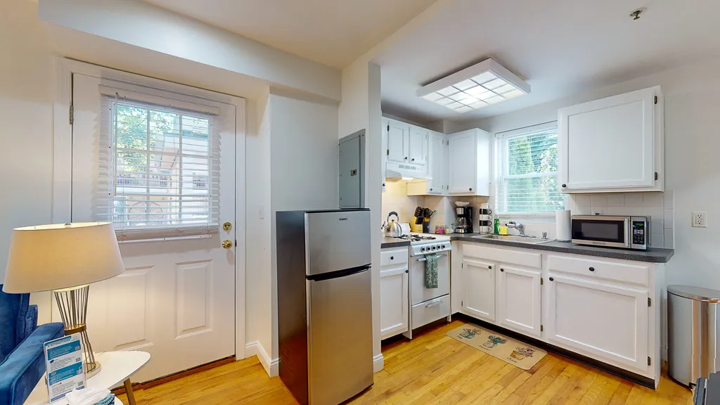 1 bed, 1.5 bath apartment for rent at 23 Jay St Unit D, Riverside — photo 5 of 20
