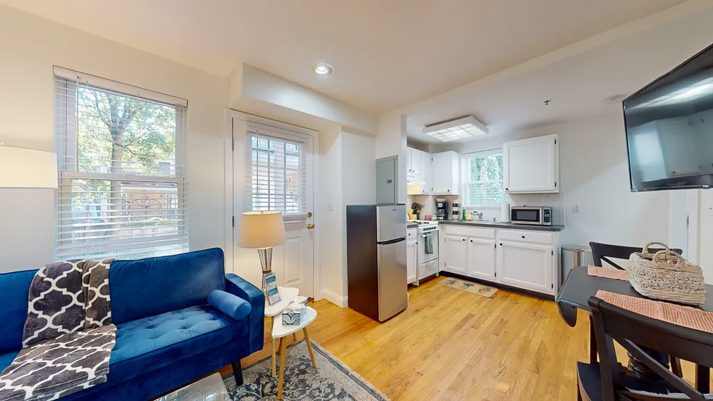 1 bed, 1.5 bath apartment for rent at 23 Jay St Unit D, Riverside — photo 3 of 20