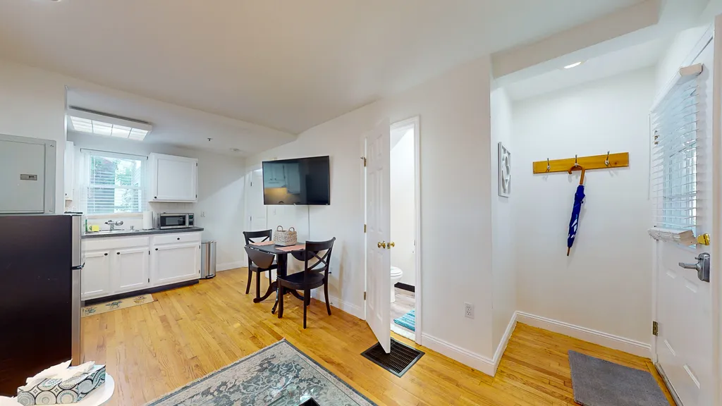 1 bed, 1.5 bath apartment for rent at 23 Jay St Unit D, Riverside — photo 6 of 20