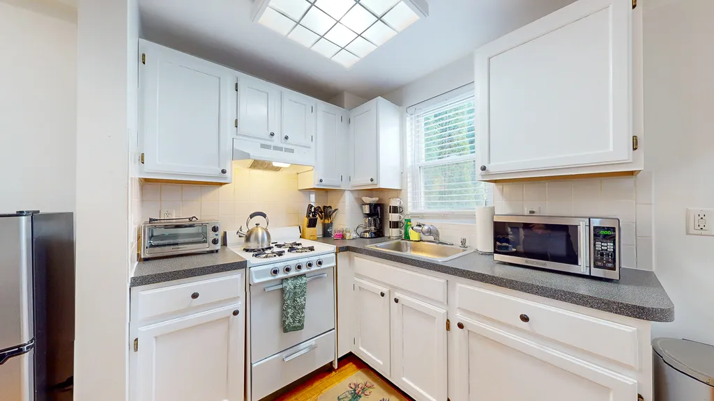 1 bed, 1.5 bath apartment for rent at 23 Jay St Unit D, Riverside — photo 7 of 20
