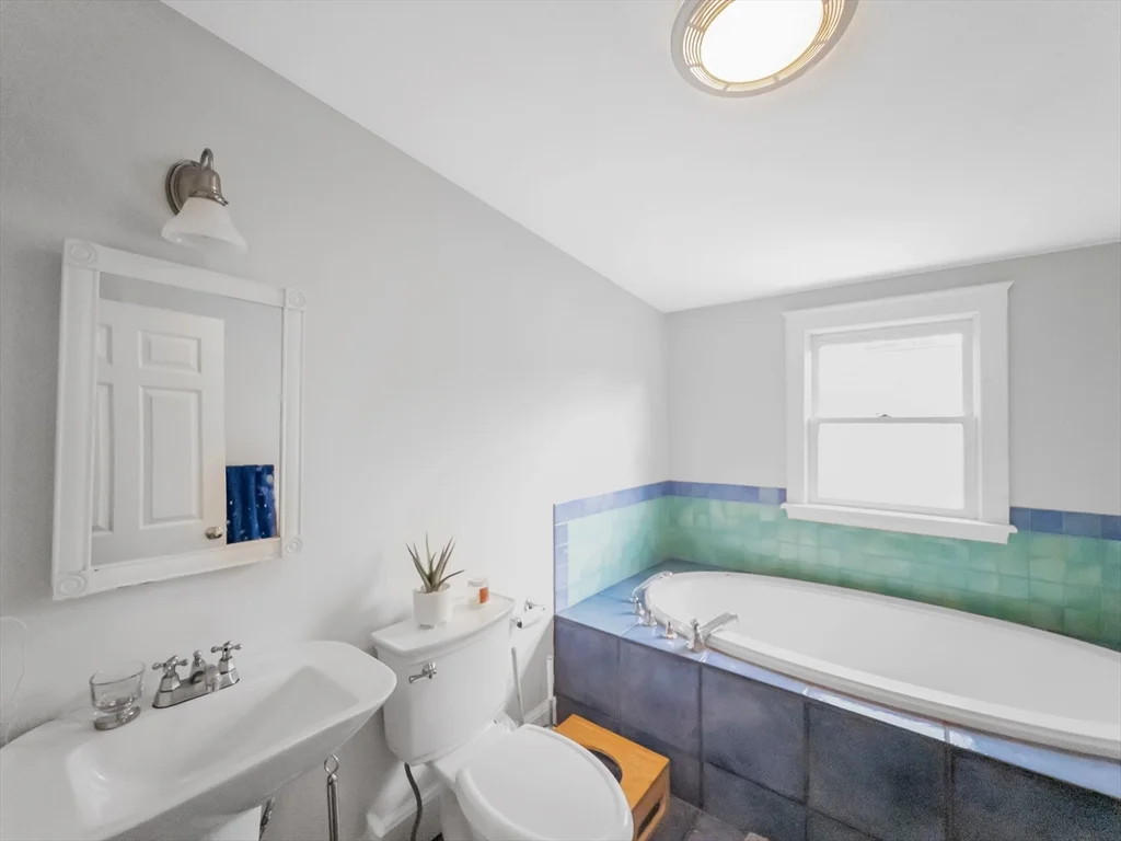 3 bed, 2 bath apartment for rent at 23 Kingsboro Park Unit 2, Jamaica Plain — photo 14 of 21