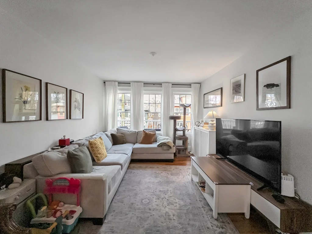 3 bed, 2 bath apartment for rent at 23 Kingsboro Park Unit 2, Jamaica Plain — photo 7 of 21