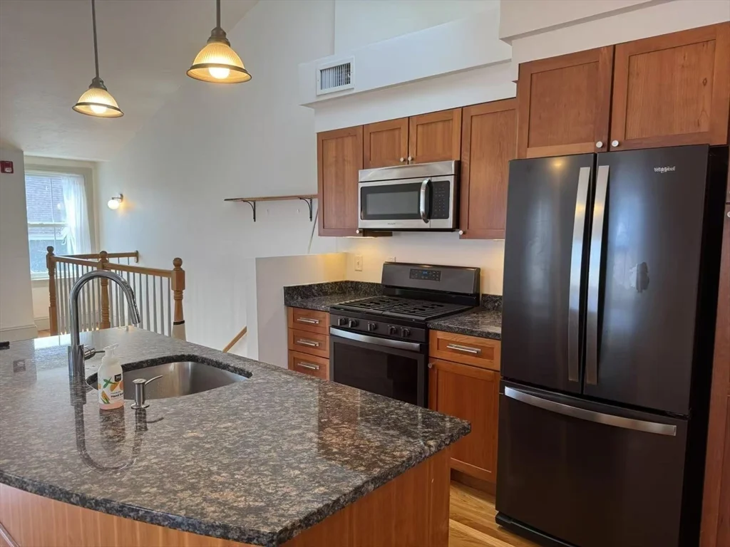 1 bed, 1 bath apartment for rent at 23 Lake St Unit 3, Union Square — photo 6 of 14