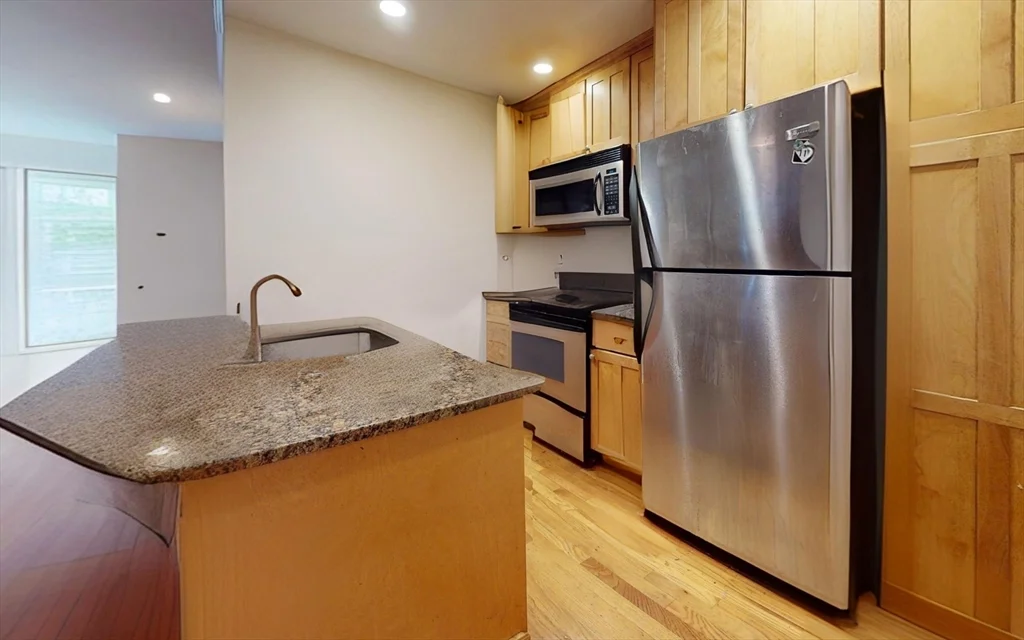 2 bed, 1 bath apartment for rent at 23 Lake Unit 2, Union Square — photo 2 of 10