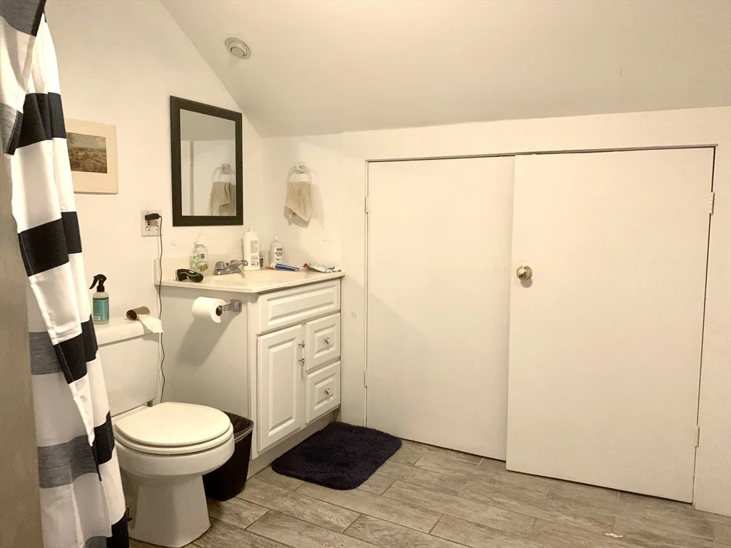 5 bed, 2 bath apartment for rent at 23 Monmouth St Unit 1, Spring Hill — photo 8 of 23