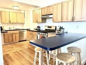 5 bed, 2 bath apartment for rent at 23 Monmouth St Unit 1, Spring Hill — photo 3 of 23