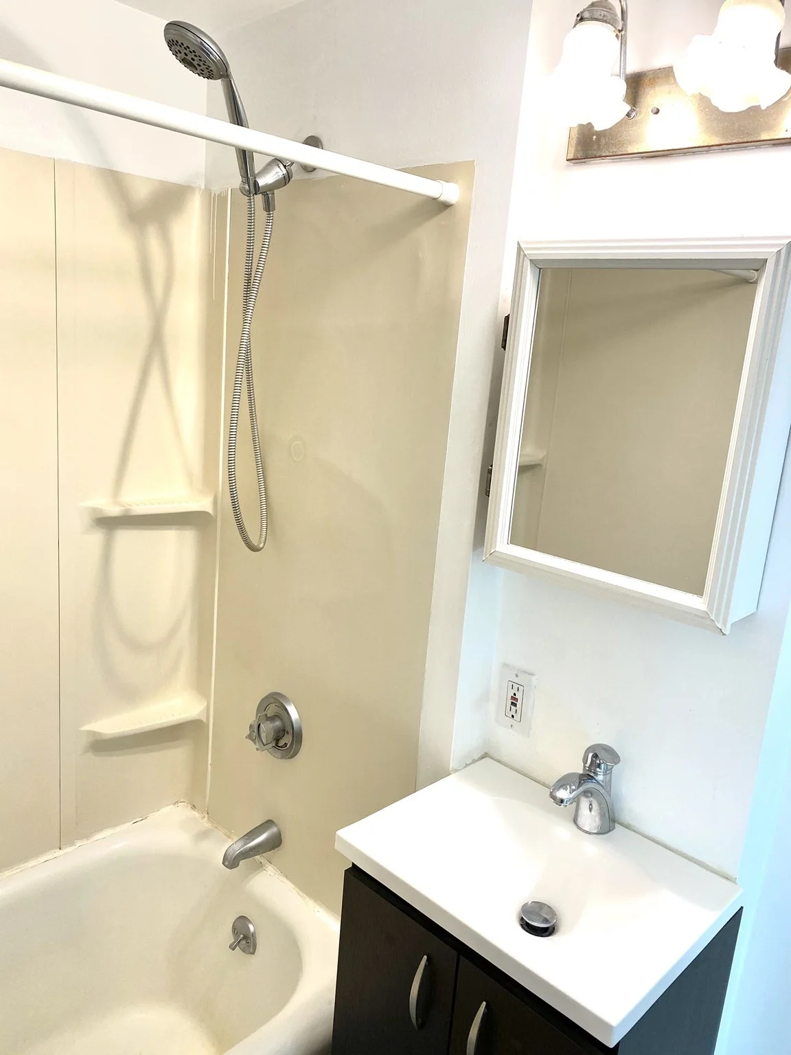 1 bed, 1 bath apartment for rent at 23 Monmouth St Unit 1R, Spring Hill — photo 4 of 7
