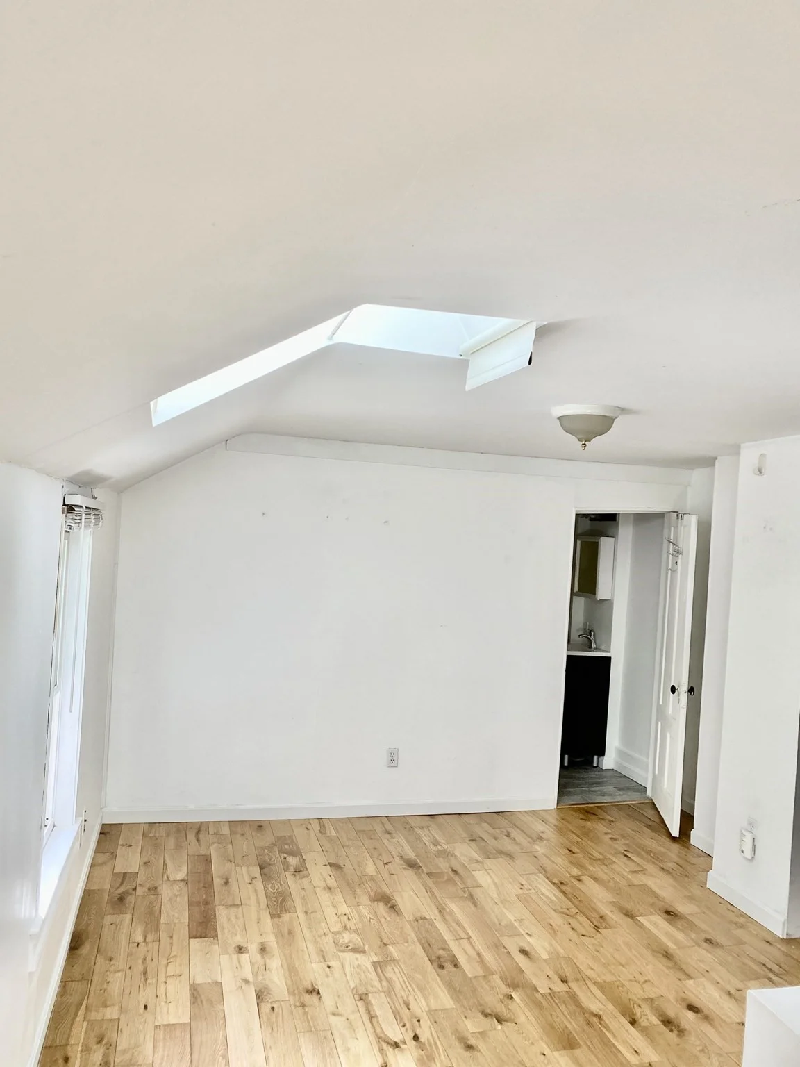 1 bed, 1 bath apartment for rent at 23 Monmouth St Unit 1R, Spring Hill — photo 3 of 7