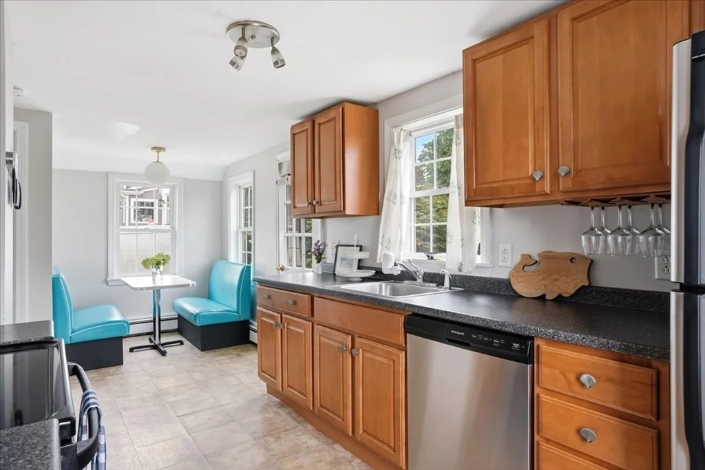 3 bed, 2 bath apartment for rent at 23 Morton Pl, Scituate Harbor — photo 8 of 32