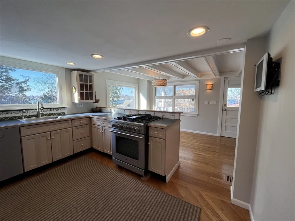 2 bed, 2 bath apartment for rent at 23 Nonantum, Marblehead — photo 4 of 29