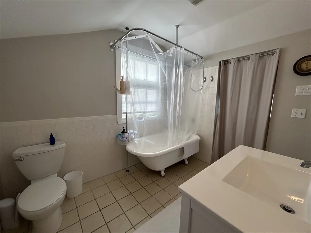 2 bed, 2 bath apartment for rent at 23 Nonantum Rd Unit -, Marblehead — photo 16 of 23