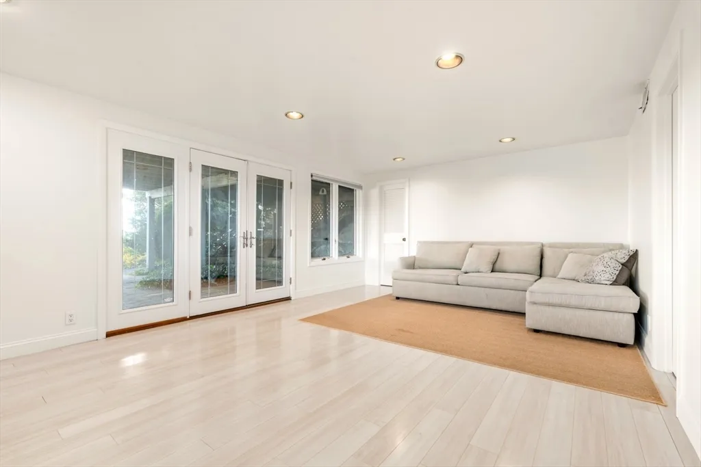 3 bed, 4+ bath apartment for rent at 23 Ocean, Manchester — photo 20 of 22