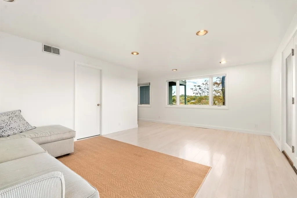 3 bed, 4+ bath apartment for rent at 23 Ocean, Manchester — photo 21 of 22