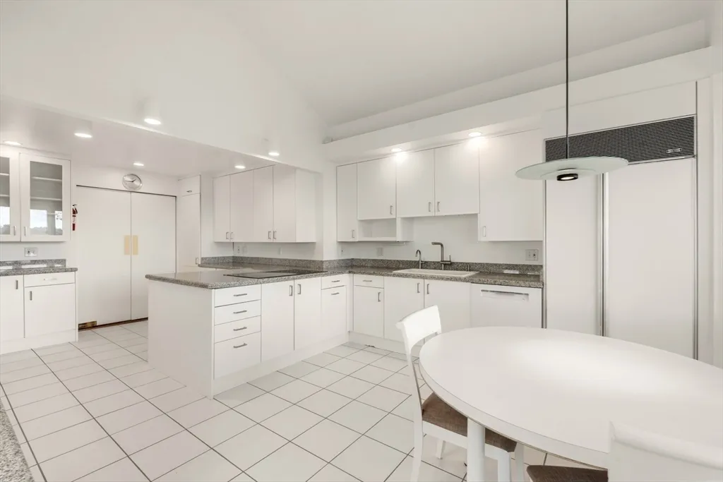 3 bed, 4+ bath apartment for rent at 23 Ocean, Manchester — photo 14 of 22