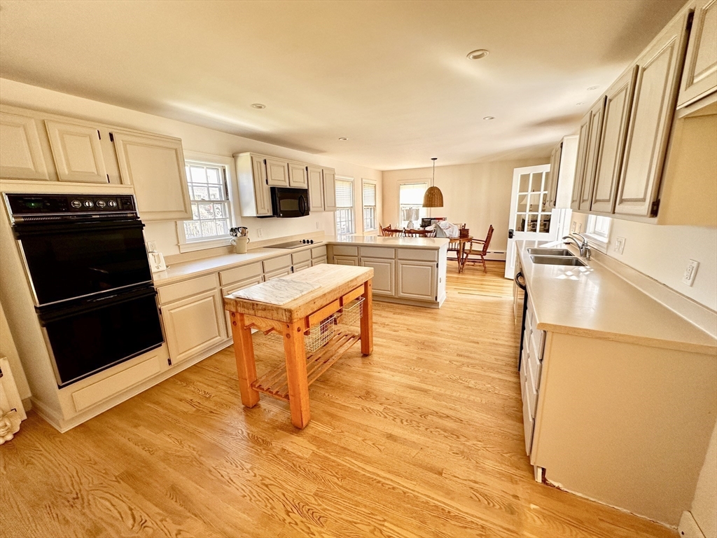 4 bed, 2 bath apartment for rent at 23 Pleasant St, Nantucket (vil) — photo 20 of 35