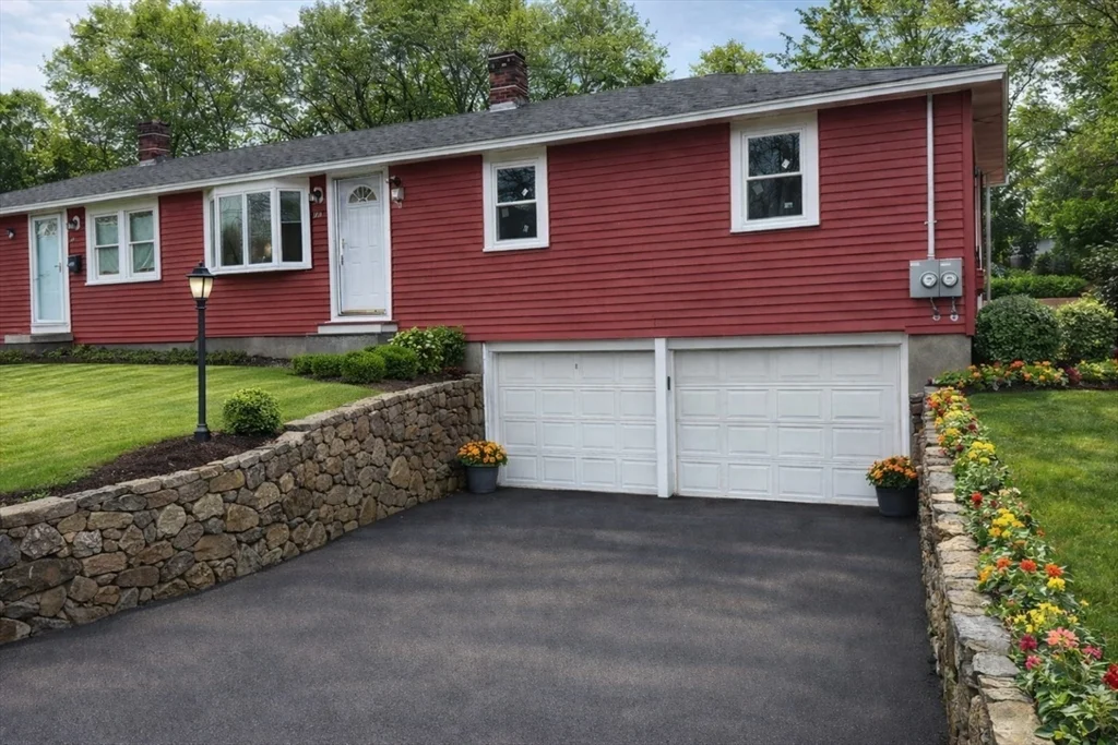 3 bed, 1 bath apartment for rent at 23 Rhodes Cir Unit 1, Hingham — photo 1 of 5
