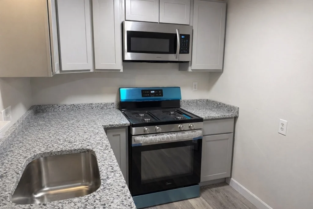 3 bed, 1 bath apartment for rent at 23 Rhodes Cir Unit 1, Hingham — photo 5 of 5