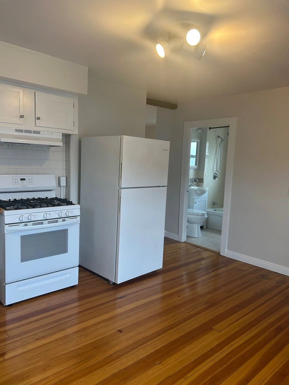 2 bed, 1 bath apartment for rent at 23 Roundy St Unit 2, Beverly — photo 1 of 6