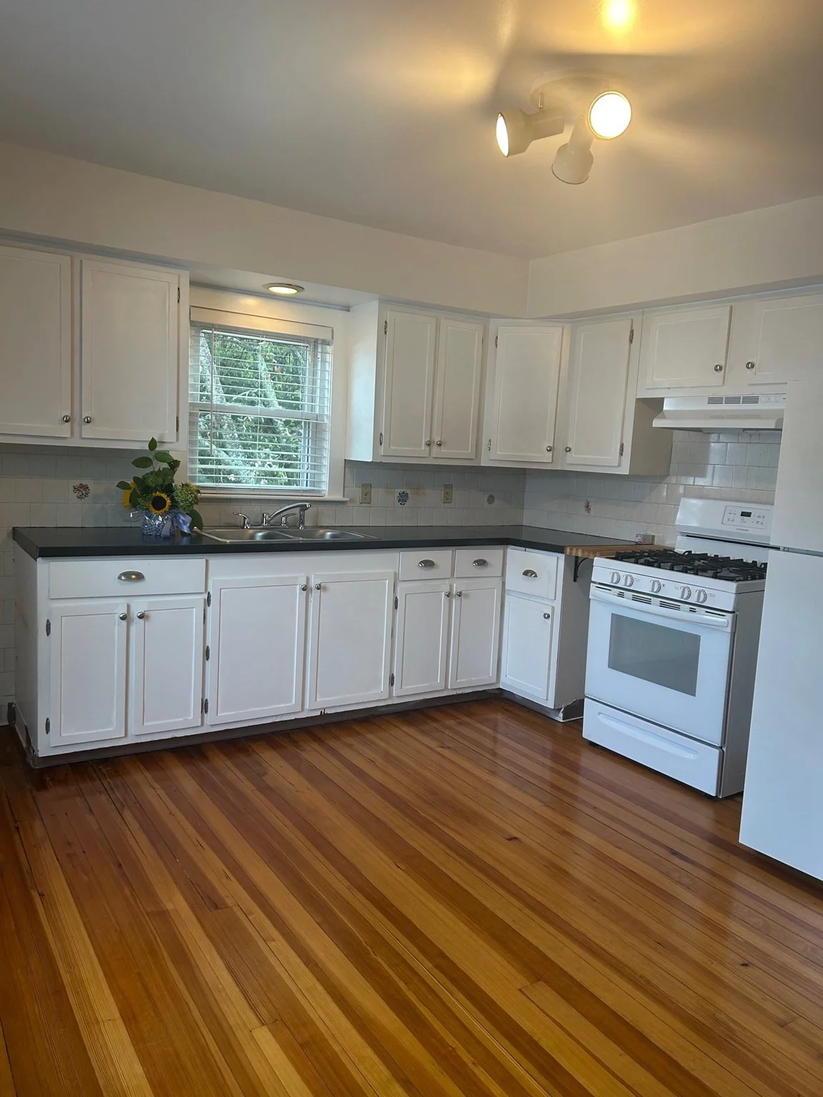 2 bed, 1 bath apartment for rent at 23 Roundy St Unit 2, Beverly — photo 4 of 6