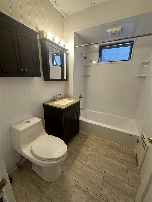 2 bed, 1 bath apartment for rent at 23 Valley St Unit 1, Medford — photo 2 of 8