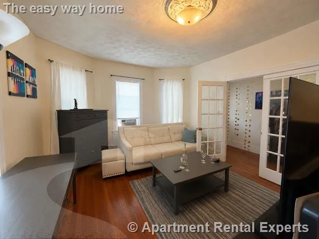 3 bed, 1 bath apartment for rent at 23 Willow Ave Unit 1, Porter Square — photo 4 of 12