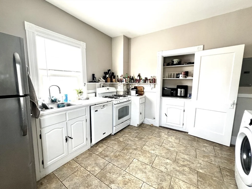 3 bed, 1 bath apartment for rent at 23 Winslow Rd Unit 2, North Brookline — photo 4 of 7