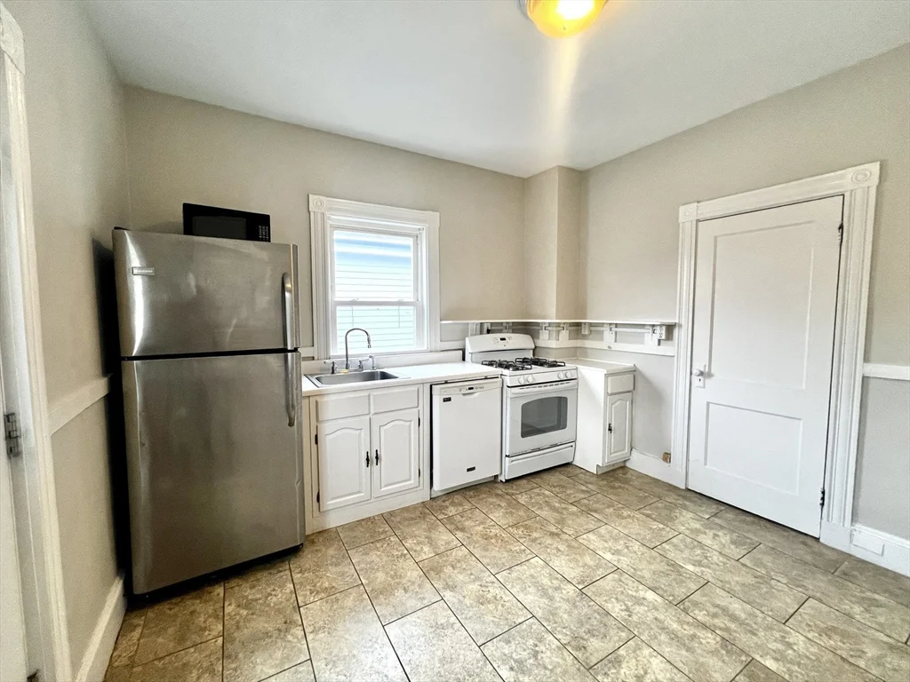 3 bed, 1 bath apartment for rent at 23 Winslow Rd Unit 2, North Brookline — photo 5 of 7