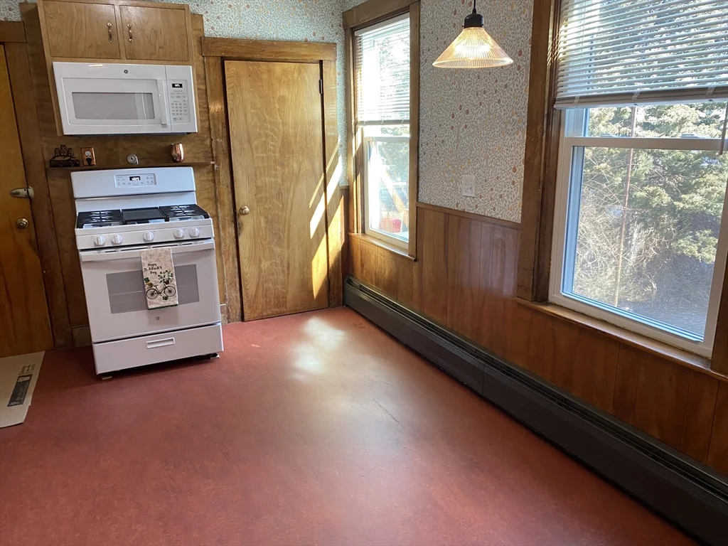 3 bed, 1 bath apartment for rent at 230 West Fifth St Unit 2, South Boston — photo 2 of 17