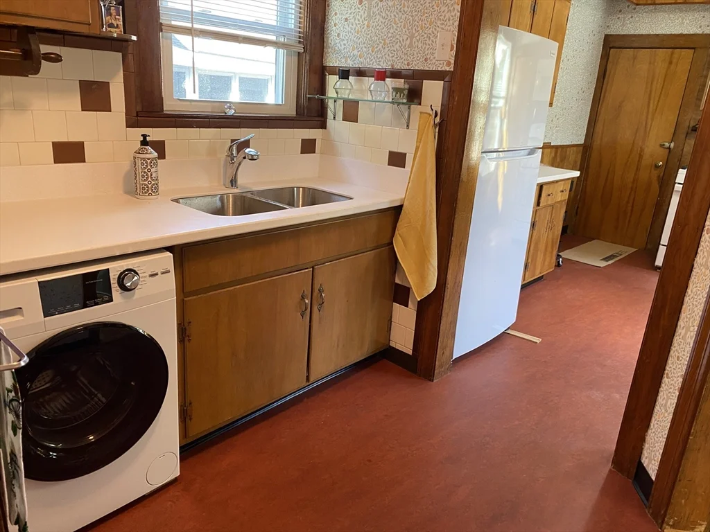 3 bed, 1 bath apartment for rent at 230 West Fifth St Unit 2, South Boston — photo 1 of 17