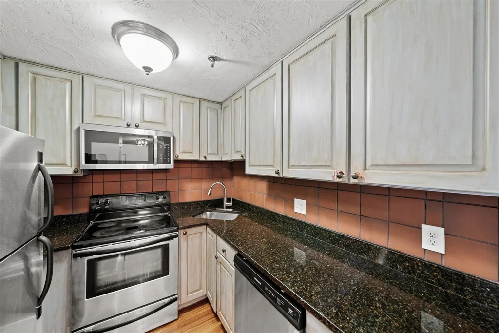 2 bed, 2 bath apartment for rent at 230 Willard St Unit 602, Quincy — photo 1 of 23