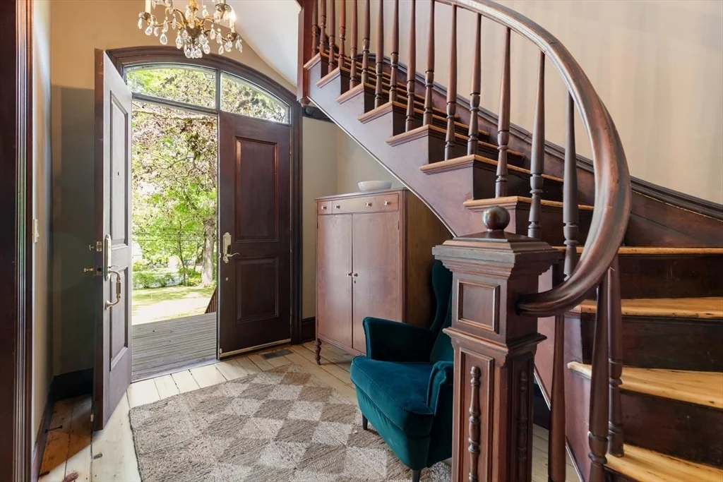 3 bed, 2 bath apartment for rent at 230 Winchester St, Newton Highlands — photo 2 of 15
