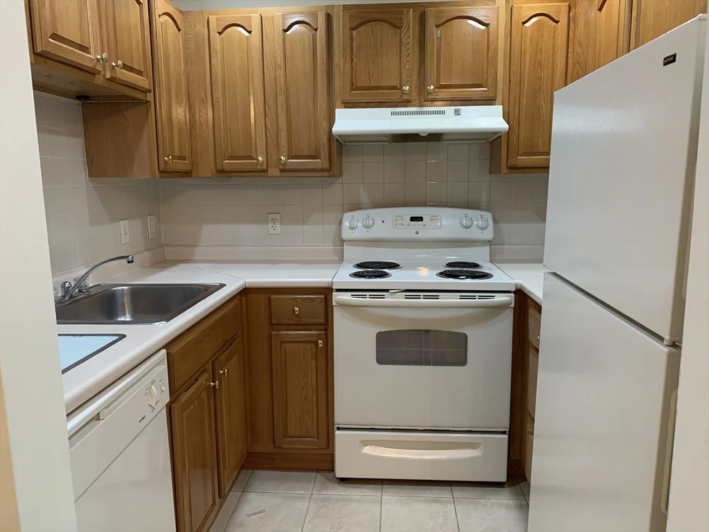 2 bed, 2 bath apartment for rent at 2300 Commonwealth Ave Unit 2-1, Auburndale — photo 5 of 10
