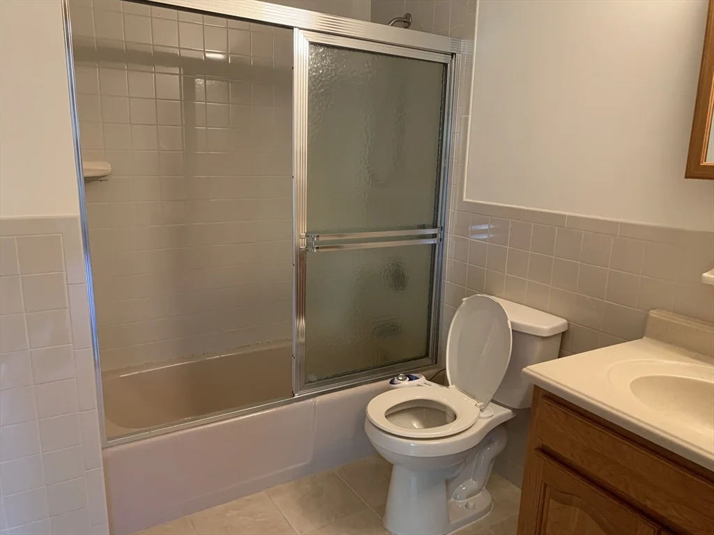 2 bed, 2 bath apartment for rent at 2300 Commonwealth Ave Unit 2-1, Auburndale — photo 6 of 10