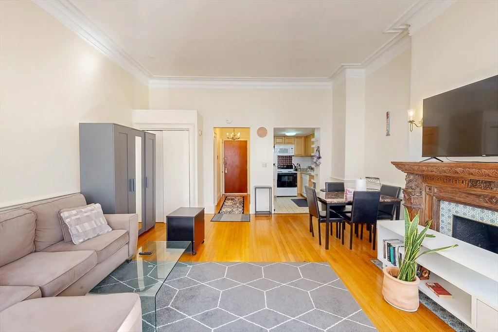 Studio bed, 1 bath apartment for rent at 231 Beacon St Unit 1R, Back Bay — photo 2 of 3