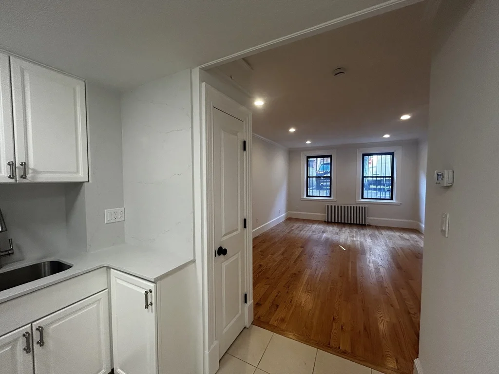 Studio bed, 1 bath apartment for rent at 231 Beacon St Unit BR, Back Bay — photo 4 of 5