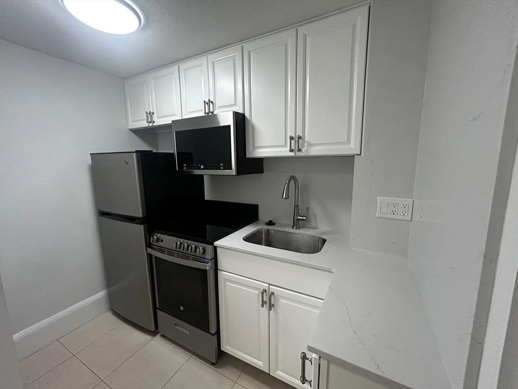 Studio bed, 1 bath apartment for rent at 231 Beacon St Unit BR, Back Bay — photo 3 of 5