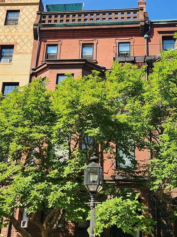 Studio bed, 1 bath apartment for rent at 231 Commonwealth Ave Unit 4R, Back Bay