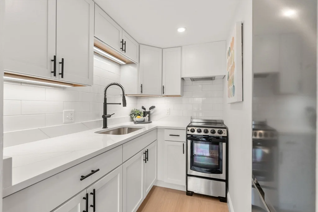 Studio bed, 1 bath apartment for rent at 231 Coolidge Ave Unit 405, Watertown — photo 5 of 15