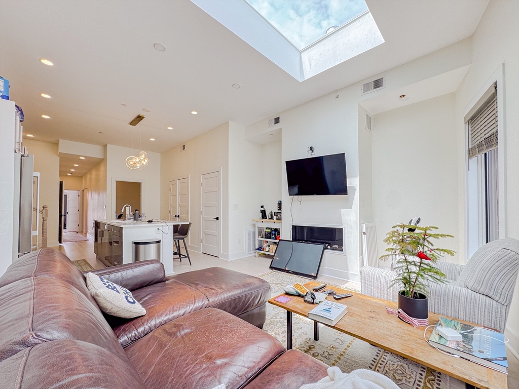 3 bed, 2 bath apartment for rent at 231 Maverick St Unit 7, East Boston — photo 1 of 23