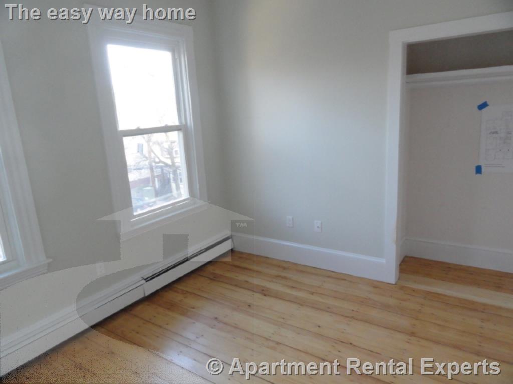 5 bed, 2 bath apartment for rent at 231 Norfolk St Unit 6, Central Square — photo 4 of 10