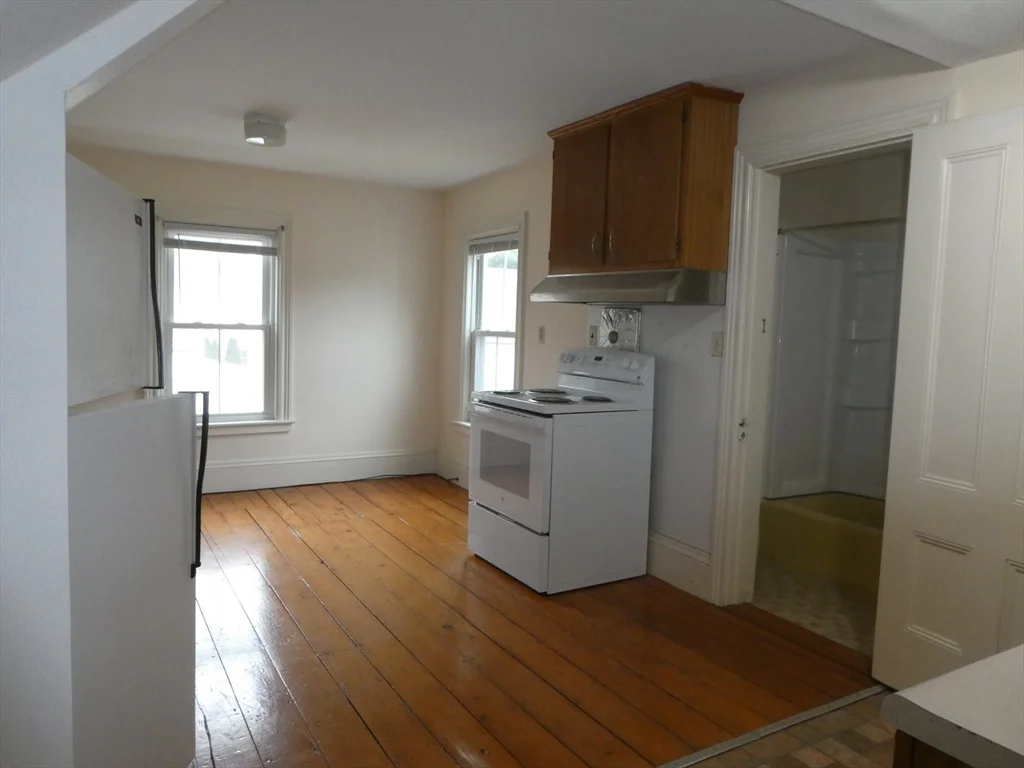 1 bed, 1 bath apartment for rent at 231 Pleasant St Unit 2, East Bridgewater — photo 3 of 10