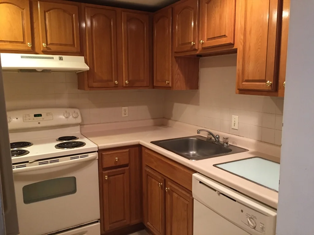 2 bed, 1 bath apartment for rent at 2310 Commonwealth Ave Unit 2-2, Auburndale — photo 2 of 5