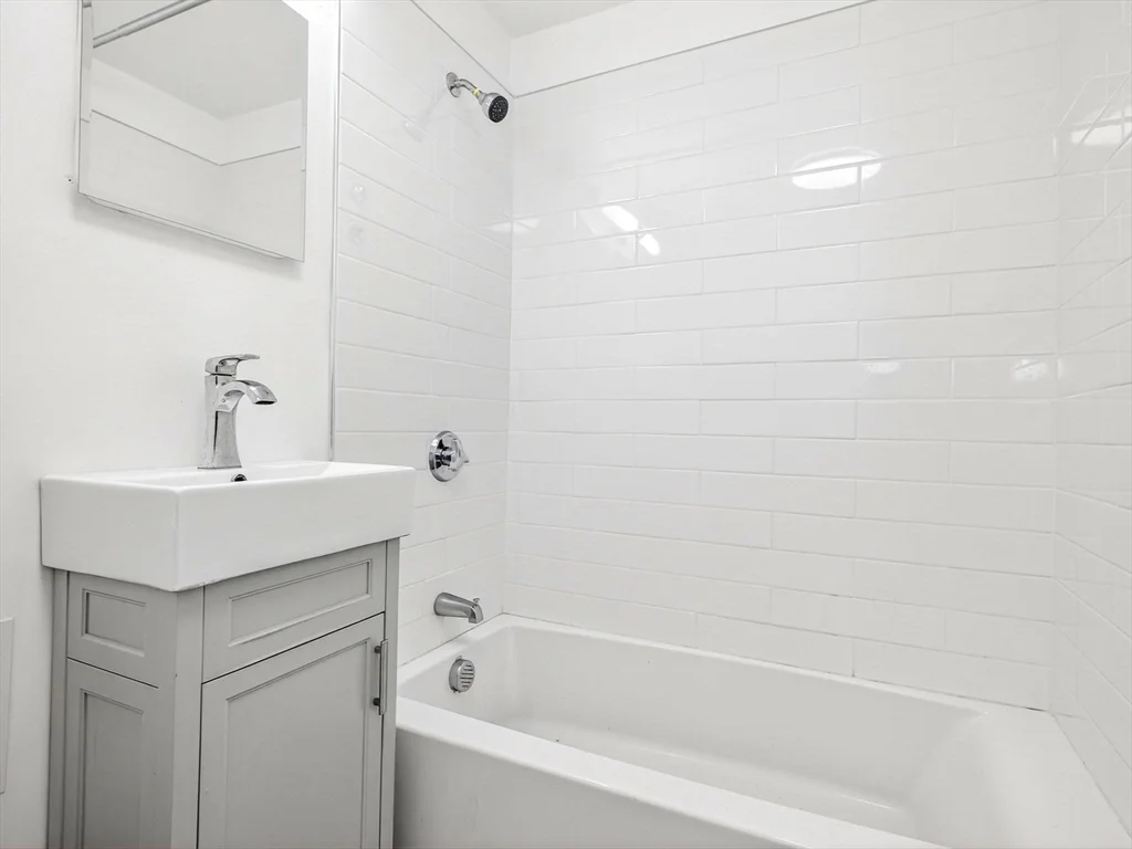 Studio bed, 1 bath apartment for rent at 232 Newbury St Unit 32, Back Bay — photo 8 of 8