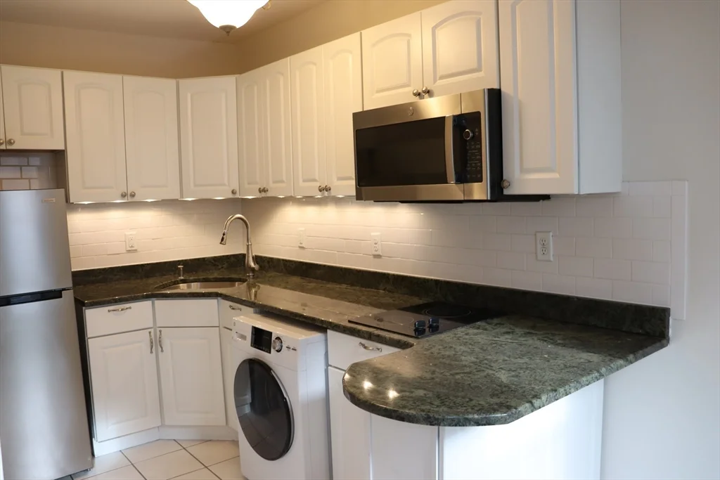 Studio bed, 1 bath apartment for rent at 232 Newbury St Unit 42, Back Bay — photo 4 of 6