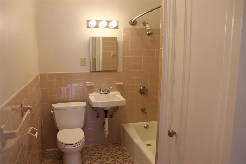 Studio bed, 1 bath apartment for rent at 232 Newbury St Unit 42, Back Bay — photo 5 of 6