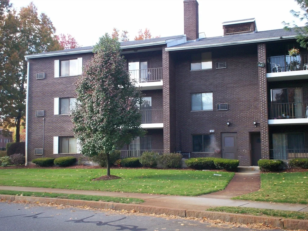 2 bed, 1 bath apartment for rent at 2320 Commonwealth Ave Unit 3-2, Auburndale