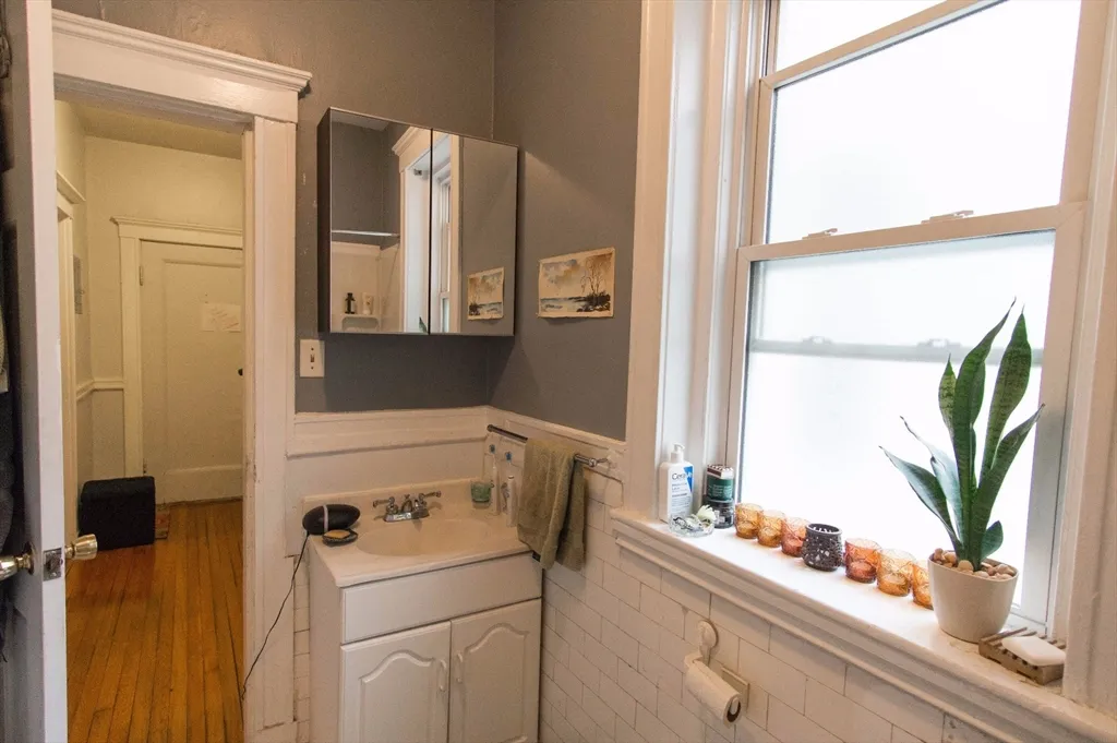 1 bed, 1 bath apartment for rent at 233 Kelton St Unit 1, Brighton — photo 4 of 7
