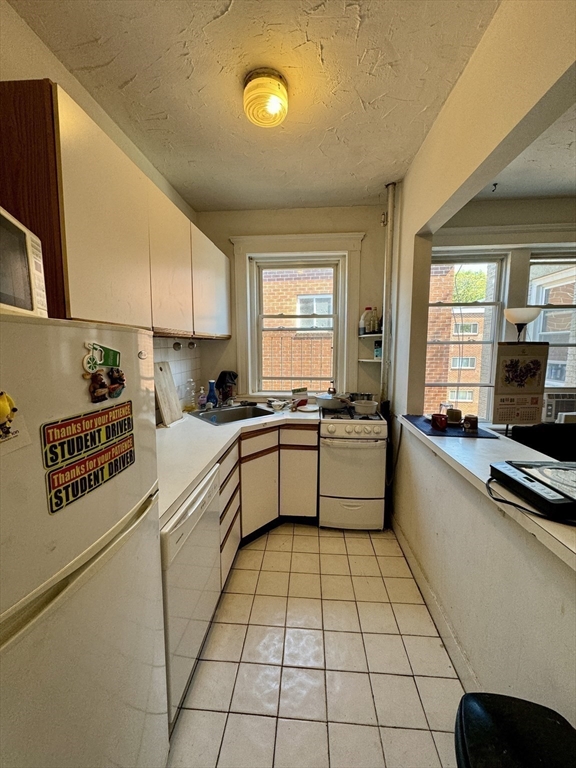 2 bed, 1 bath apartment for rent at 233 Kelton St Unit 12, Brighton — photo 4 of 7