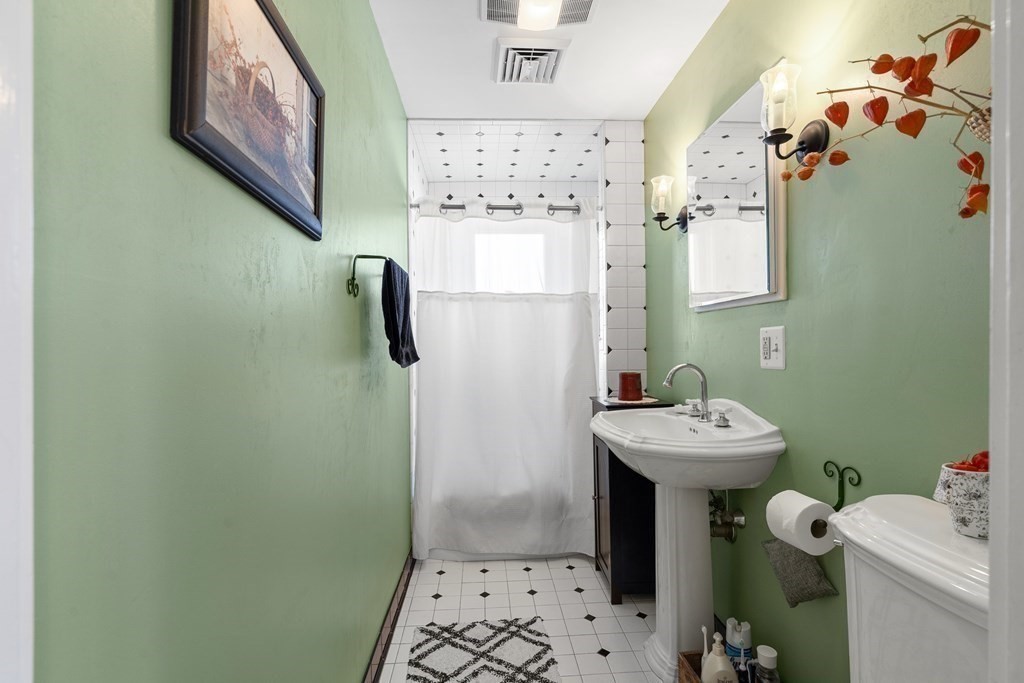 5 bed, 2 bath apartment for rent at 233 Main St Unit 2, North Andover — photo 15 of 19