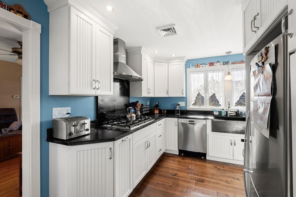 5 bed, 2 bath apartment for rent at 233 Main St Unit 2, North Andover — photo 4 of 19